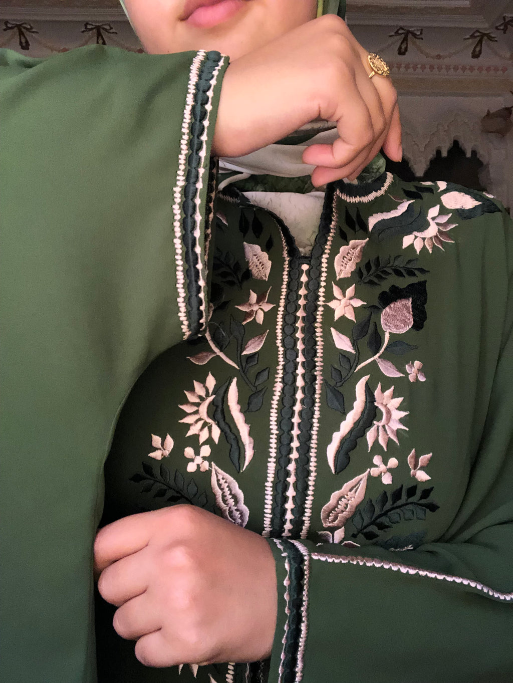 قفطان الفراشة… أناقة خفيفة بلمسة ملكية 