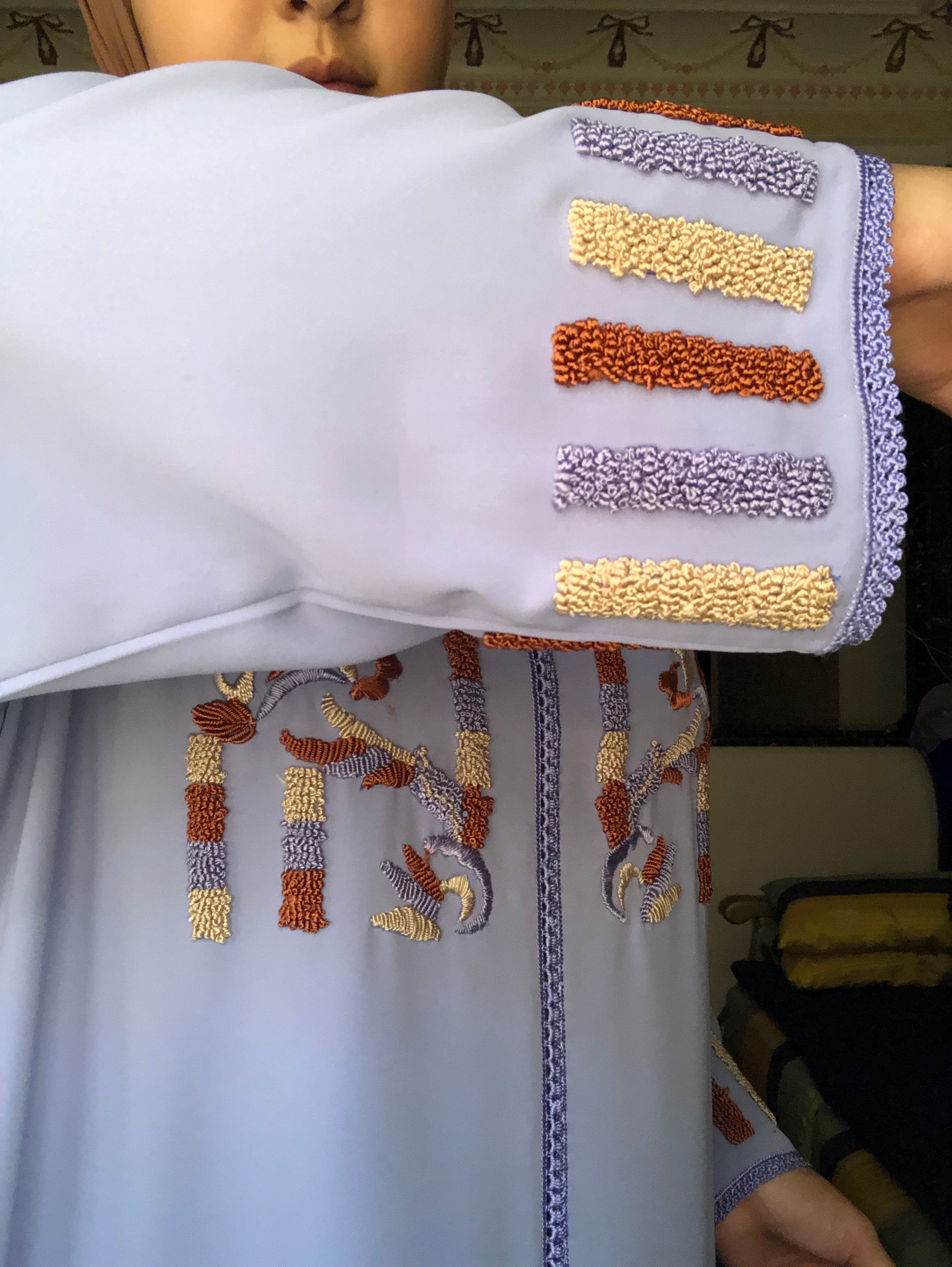 قفطان أزرق سماوي: رقي وفخامة بخياطة مغربية أصيلة 