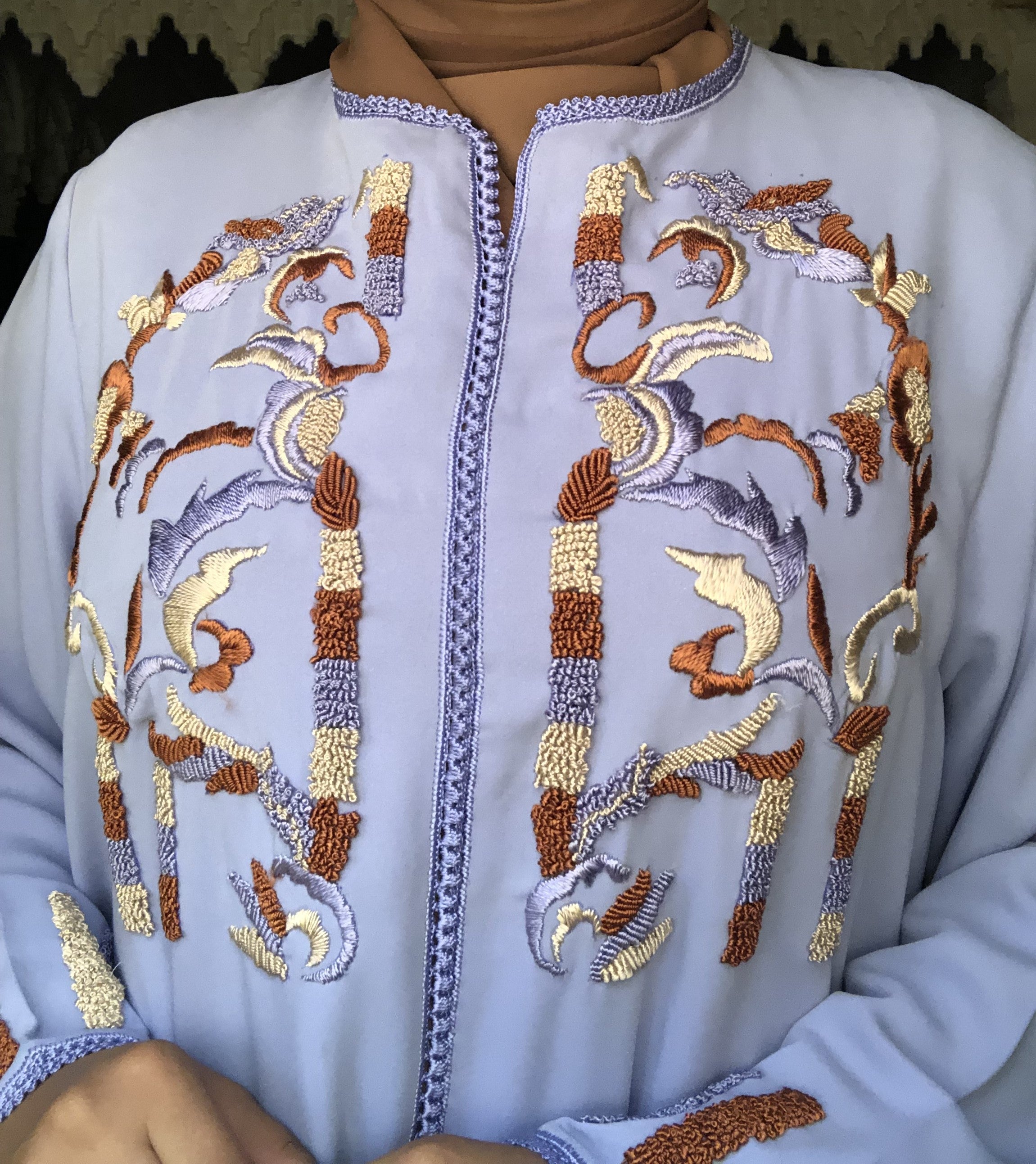 قفطان أزرق سماوي: رقي وفخامة بخياطة مغربية أصيلة 