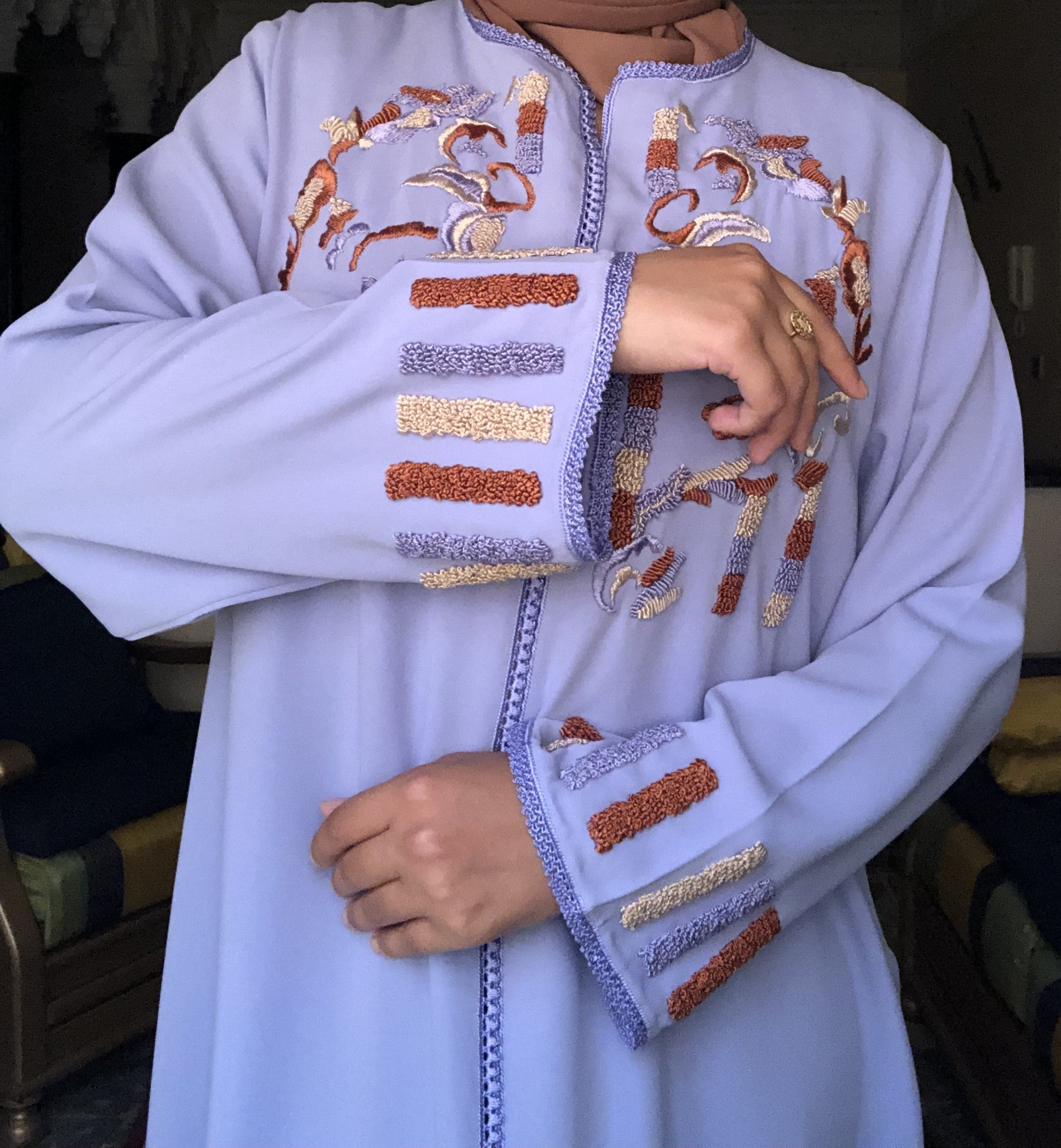 قفطان أزرق سماوي: رقي وفخامة بخياطة مغربية أصيلة 