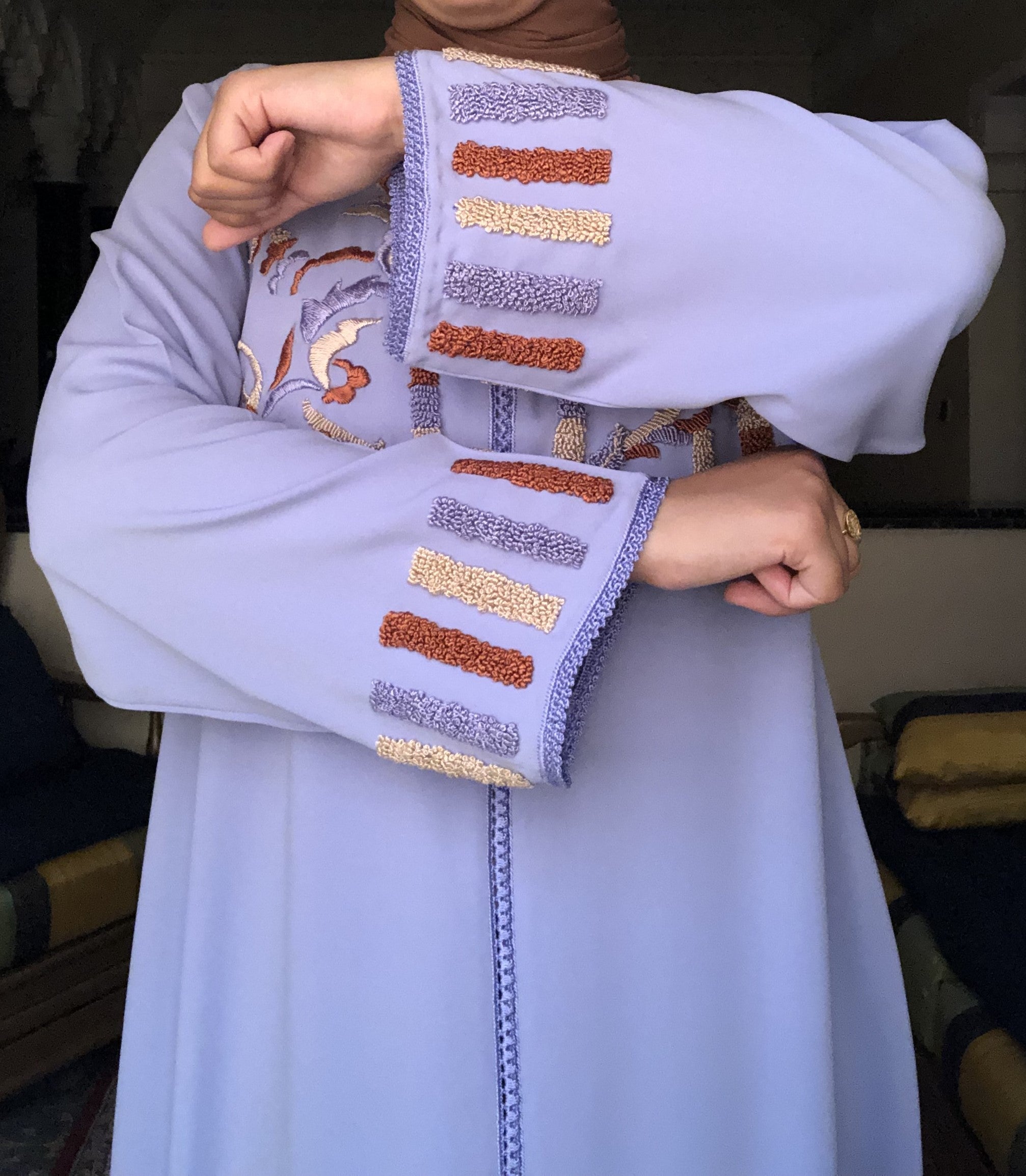 قفطان أزرق سماوي: رقي وفخامة بخياطة مغربية أصيلة 