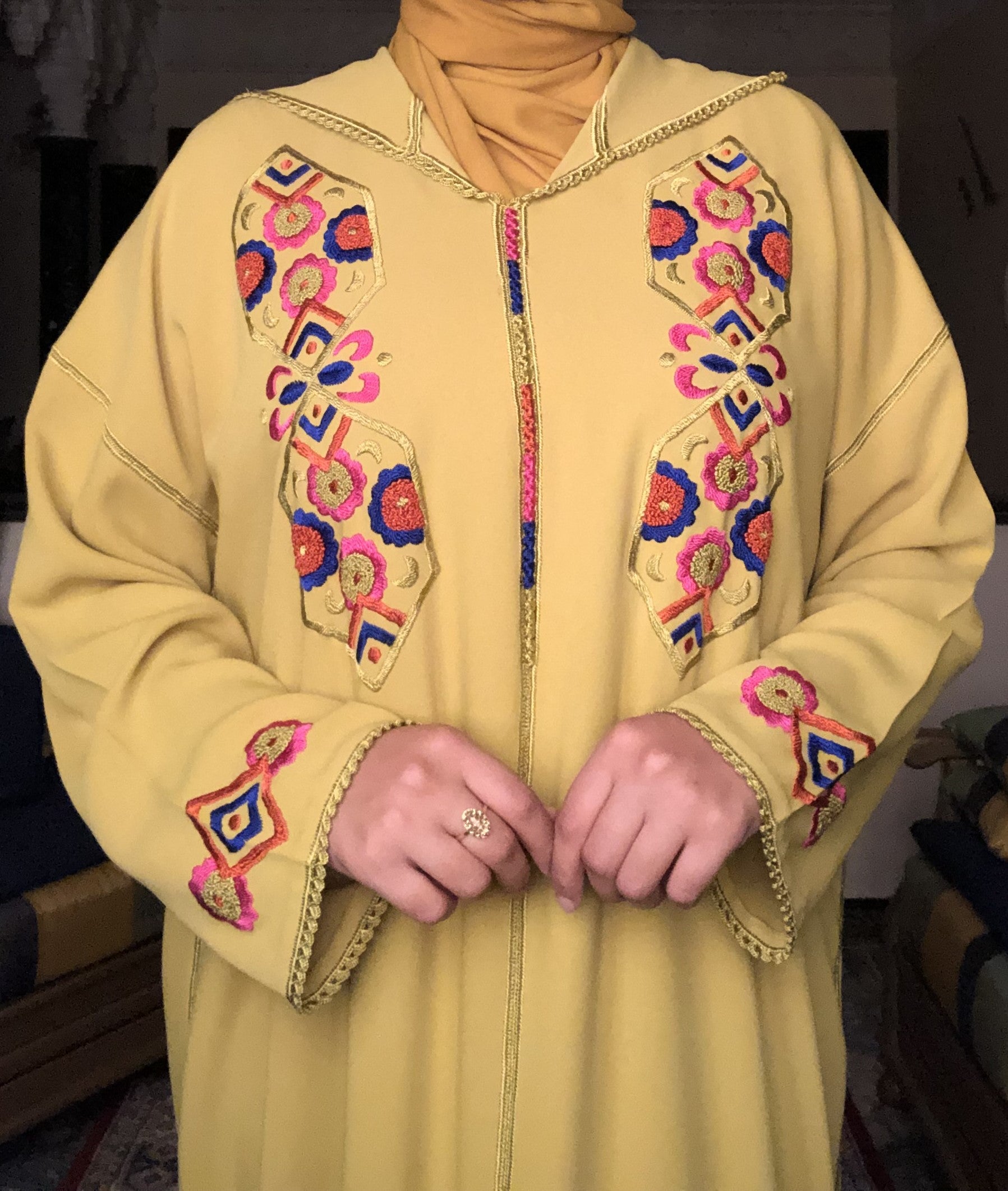 جلباب فاخر بخياطة 100% يدوية وألوان مشرقة 