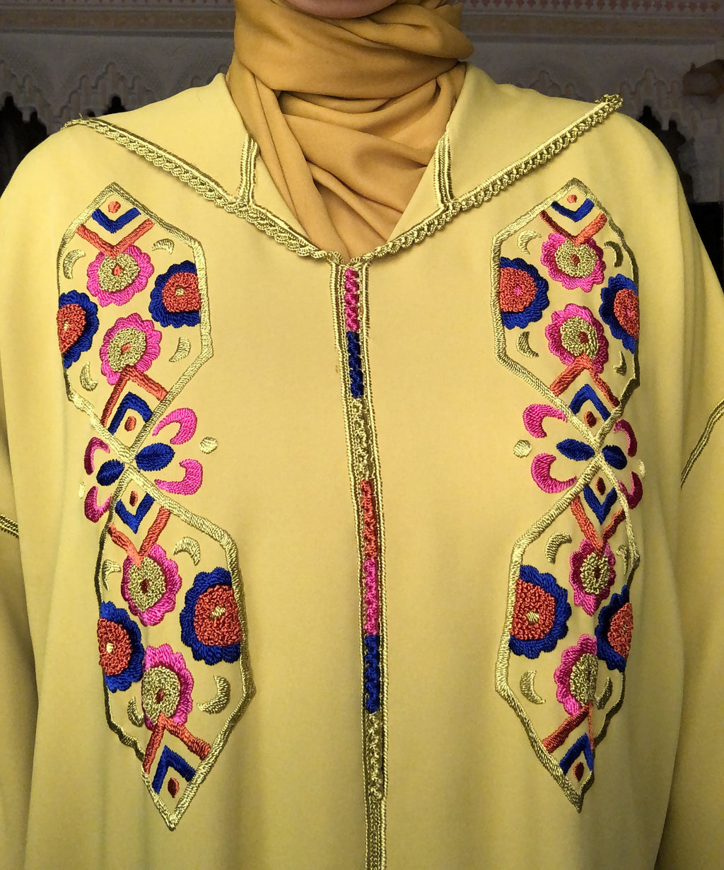جلباب فاخر بخياطة 100% يدوية وألوان مشرقة 