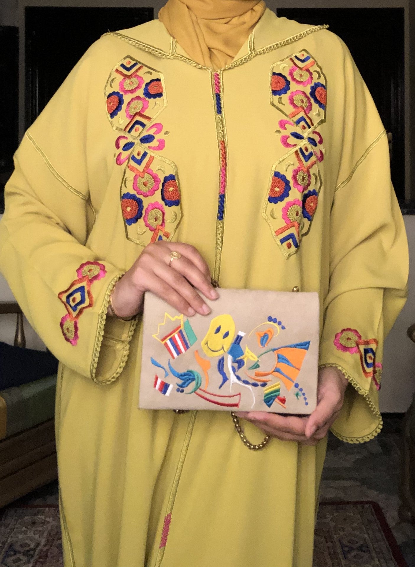 جلباب فاخر بخياطة 100% يدوية وألوان مشرقة 