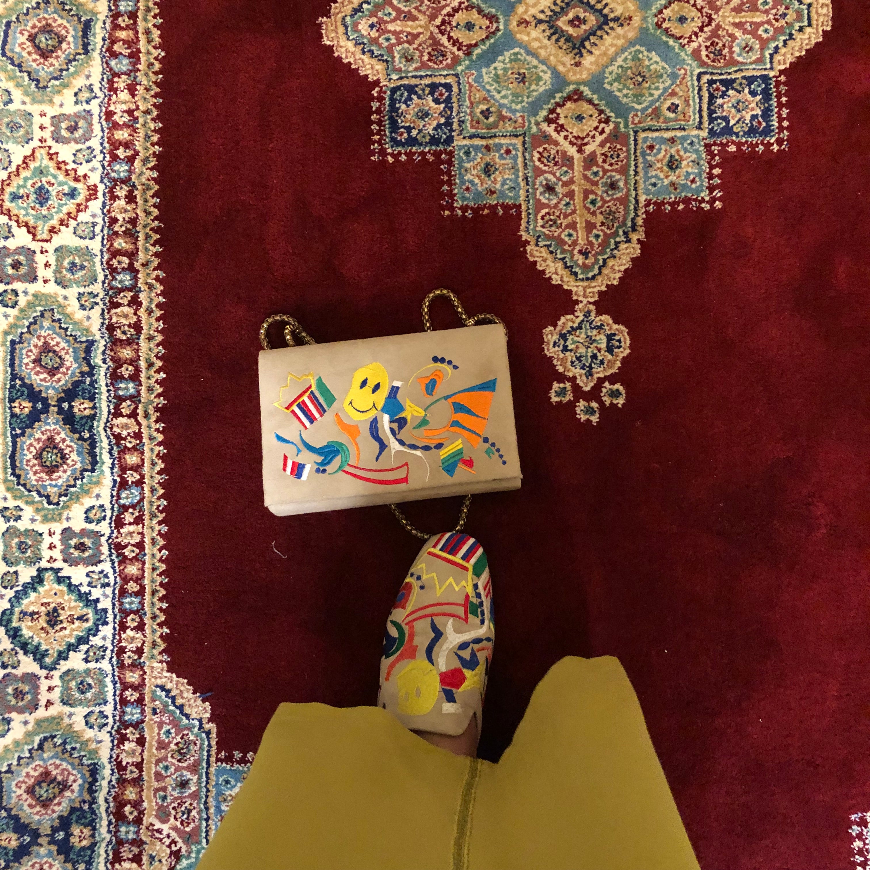 جلباب فاخر بخياطة 100% يدوية وألوان مشرقة 