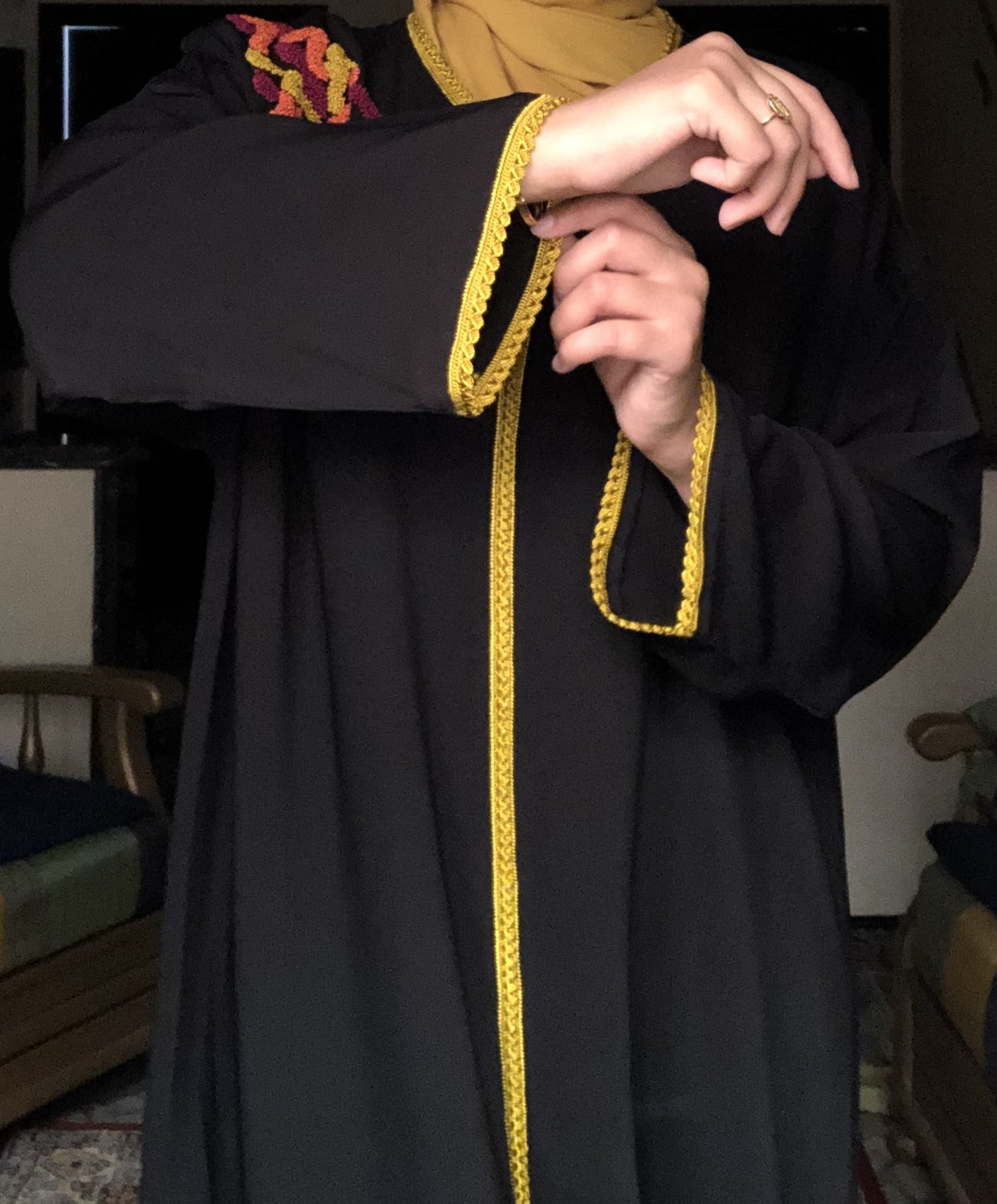 قفطان مطرز يدويًا – قطعة فريدة لك فقط 