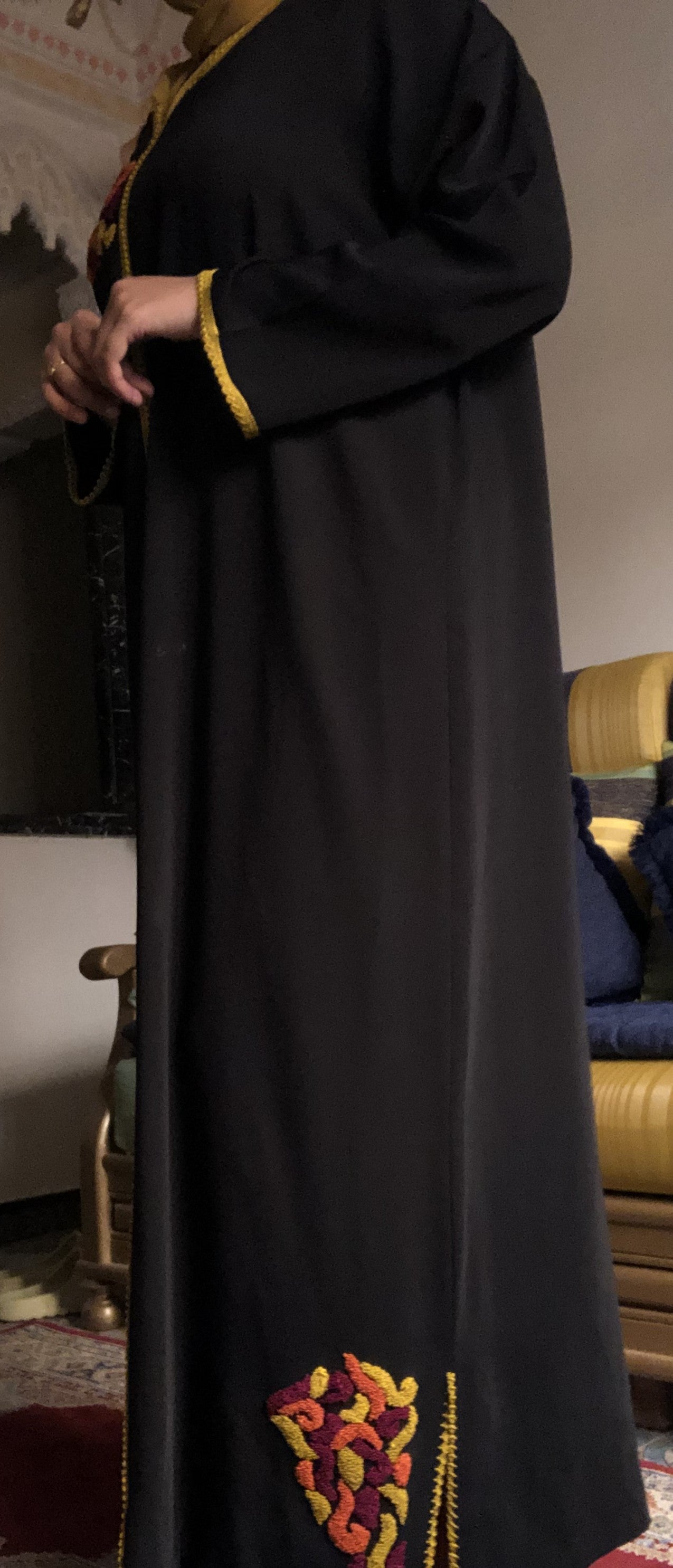قفطان مطرز يدويًا – قطعة فريدة لك فقط 