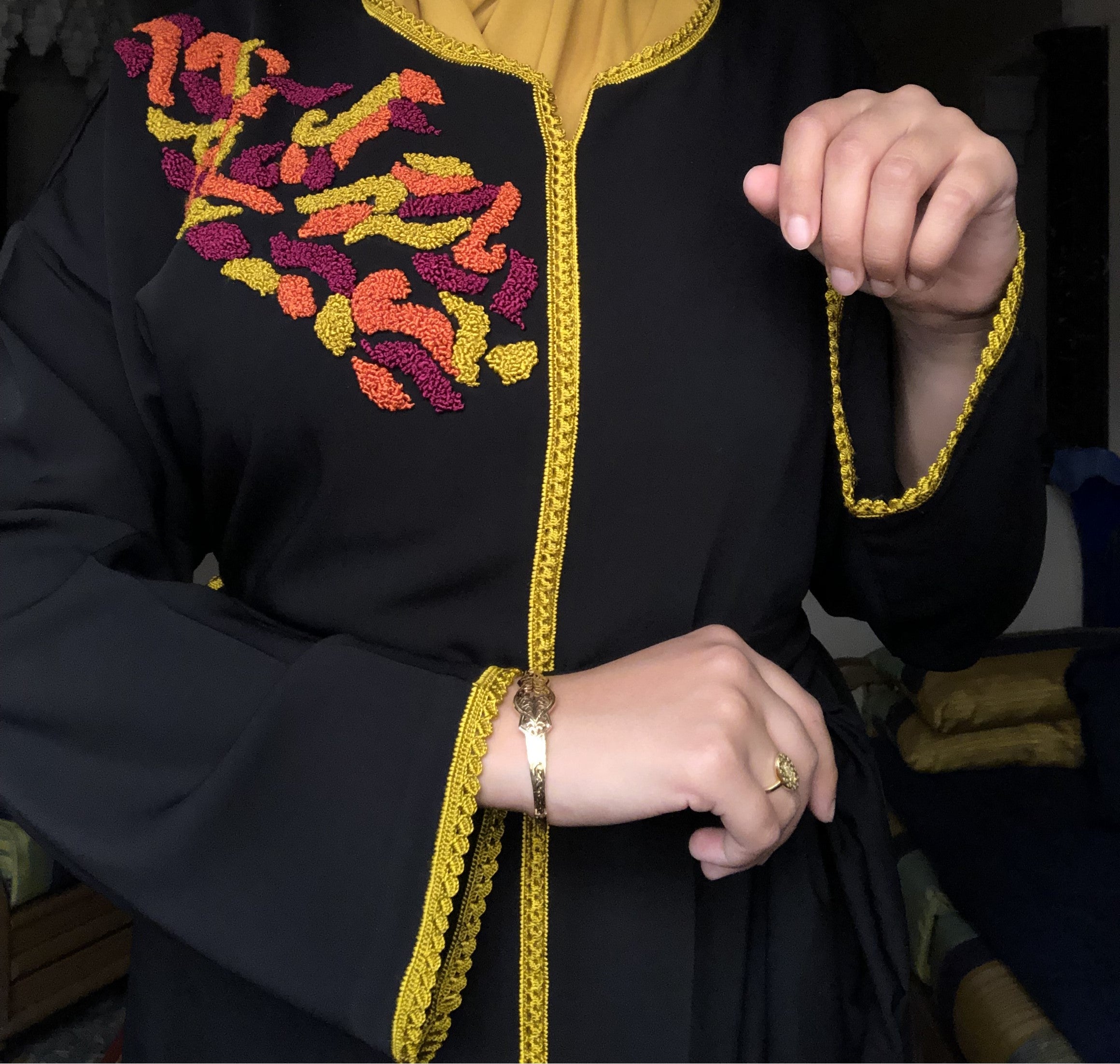 قفطان مطرز يدويًا – قطعة فريدة لك فقط 